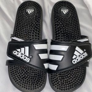 ⚫️⚪️Black and white Adidas slides⚪️⚫️